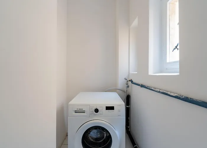 Renovated 2-bedroom - Family & Work Ready!