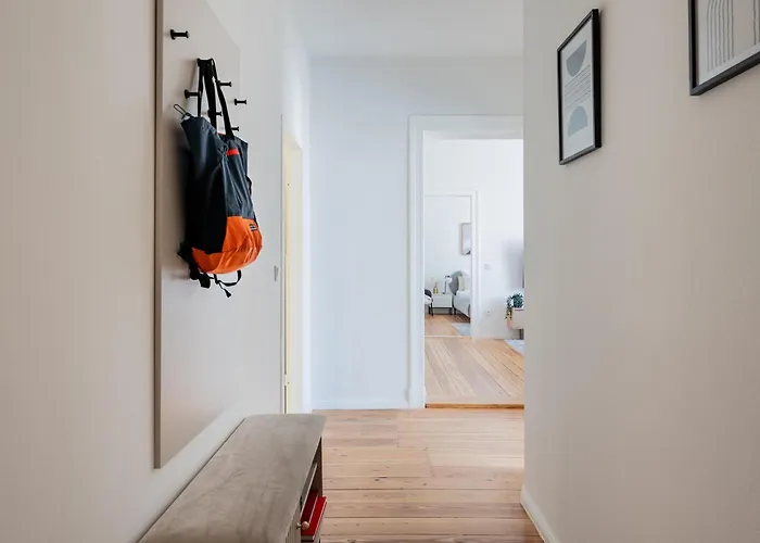 Apartament Renovated 2-bedroom - Family & Work Ready!